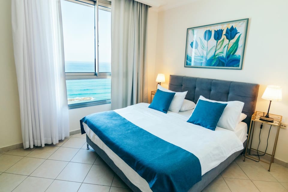 Bed, Natural landscape, Photo of the whole room, Bedroom