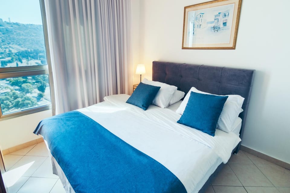 Bed, Photo of the whole room, Bedroom, Mountain view