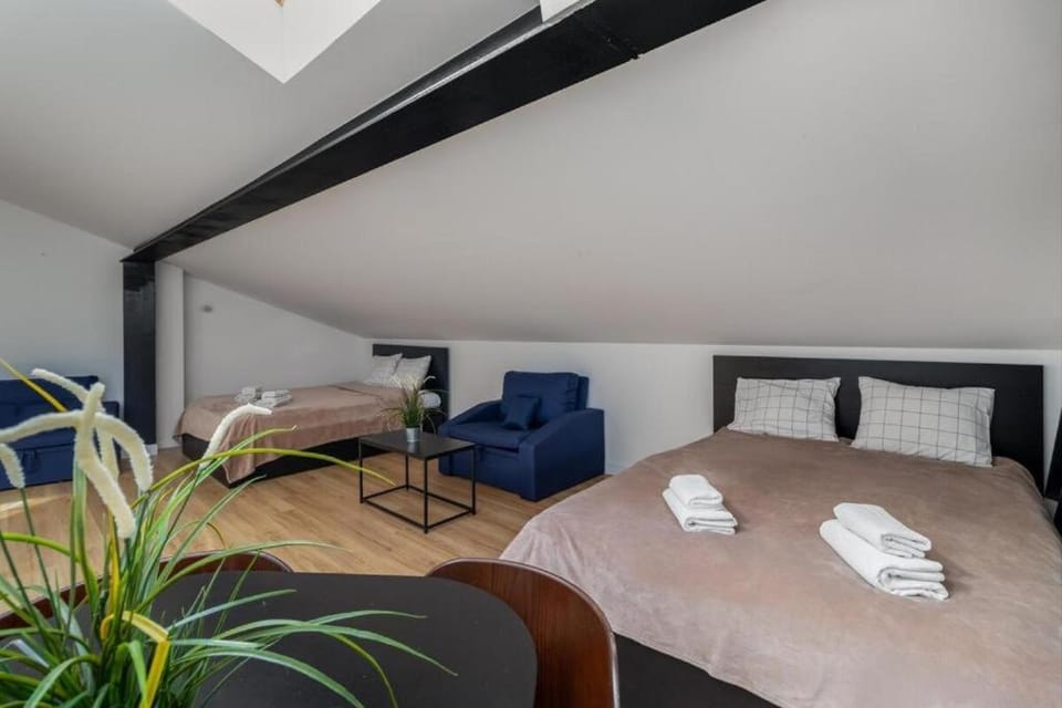 Bed, Living room, Photo of the whole room, Seating area, Bedroom, towels