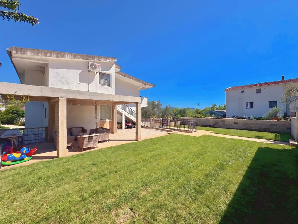 Property building, Patio, Spring, Day, Natural landscape, Garden, Garden view