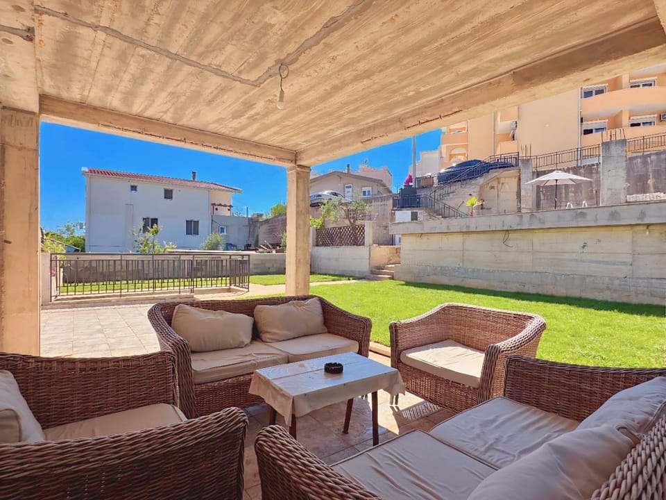 Property building, Patio, Day, Living room, Seating area, sunbed