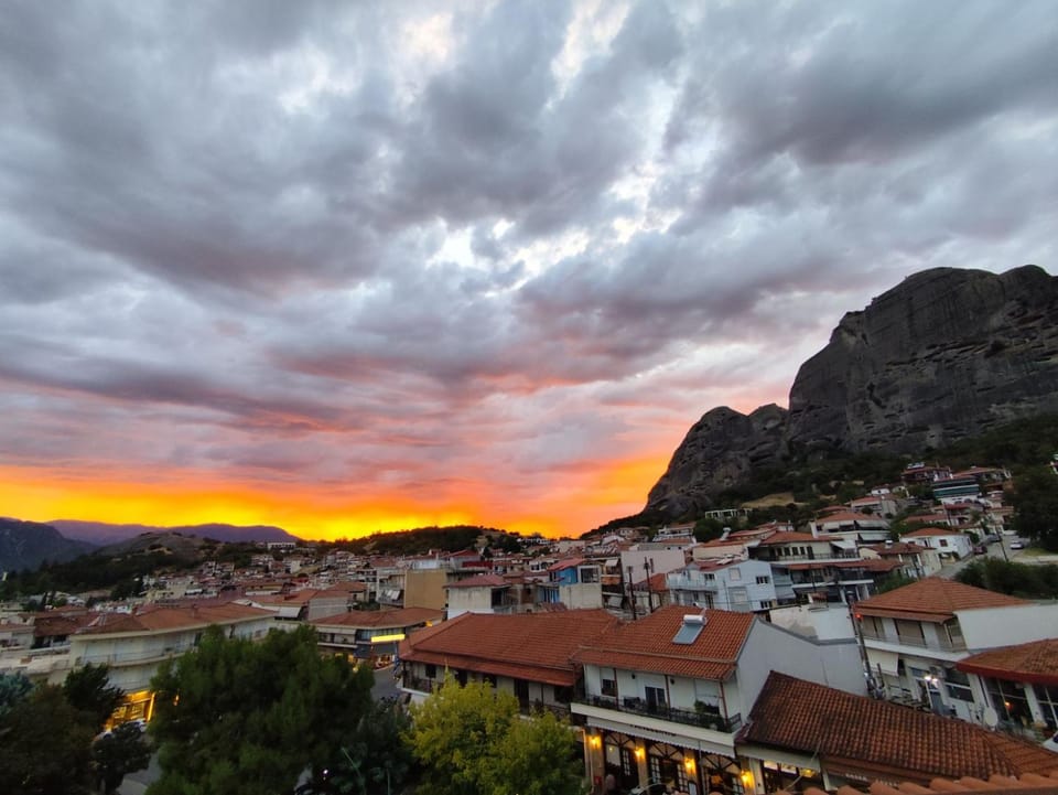 Meteora Gold and Glass Loft Apartment in Kalabaka