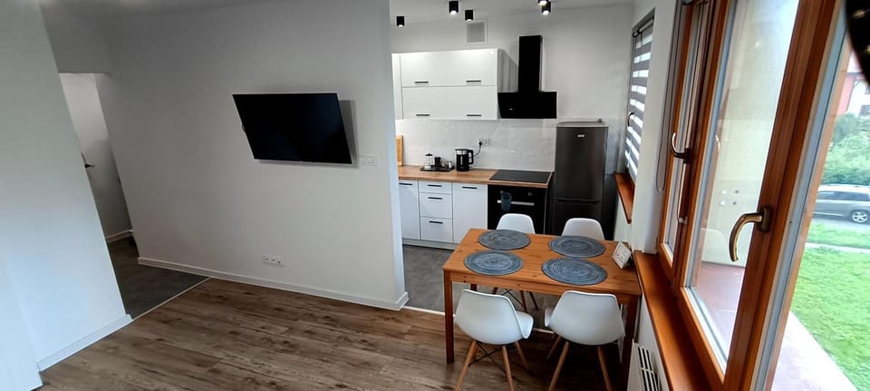 TV and multimedia, Coffee/tea facilities, Kitchen or kitchenette, Dining area, oven, stove