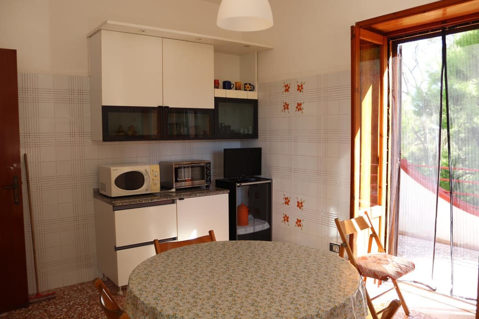 Dining area, oven, kitchen