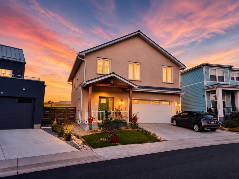 Property building, Facade/entrance, Garden, Sunset, Parking