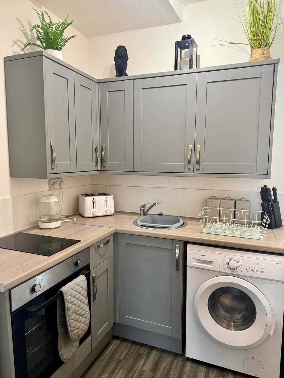Kitchen or kitchenette, stove, washing machine