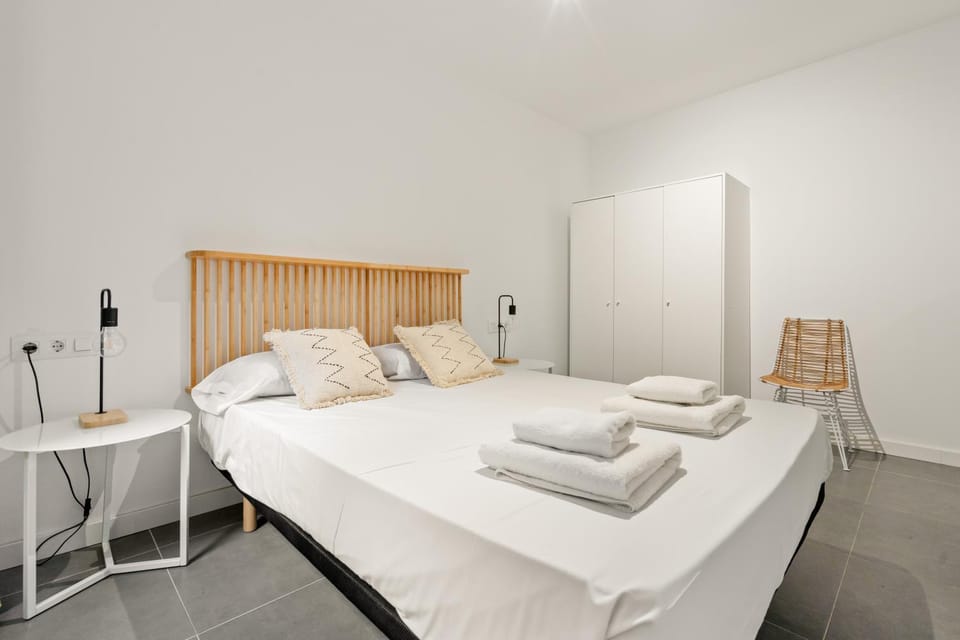 Bed, Photo of the whole room, Bedroom, towels