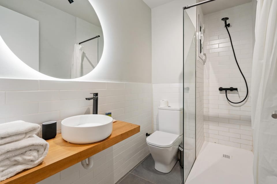 Shower, Toilet, Bathroom, towels