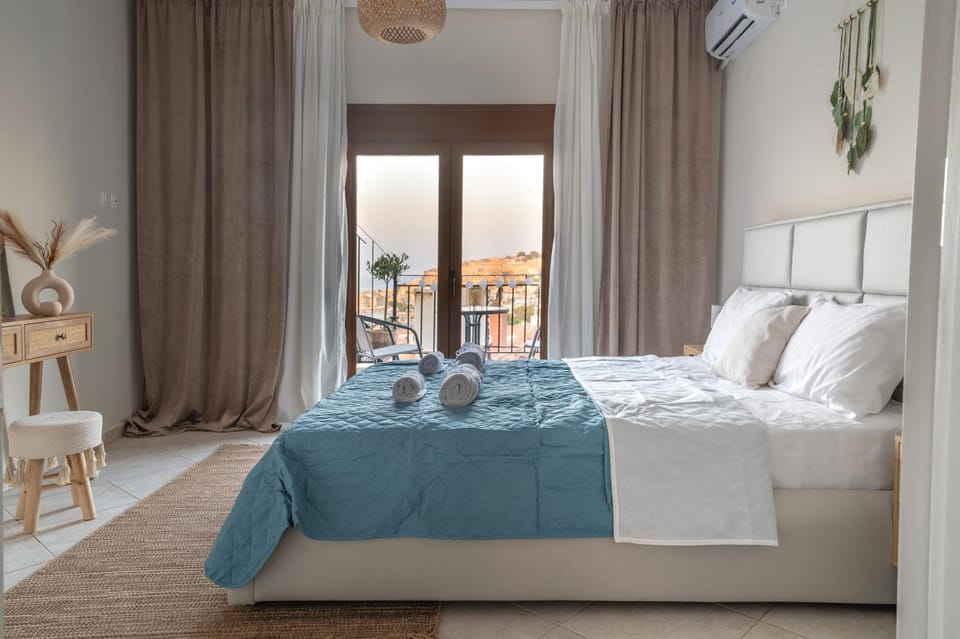 Bed, View (from property/room), Photo of the whole room, Bedroom, Landmark view, Sea view, Sunset