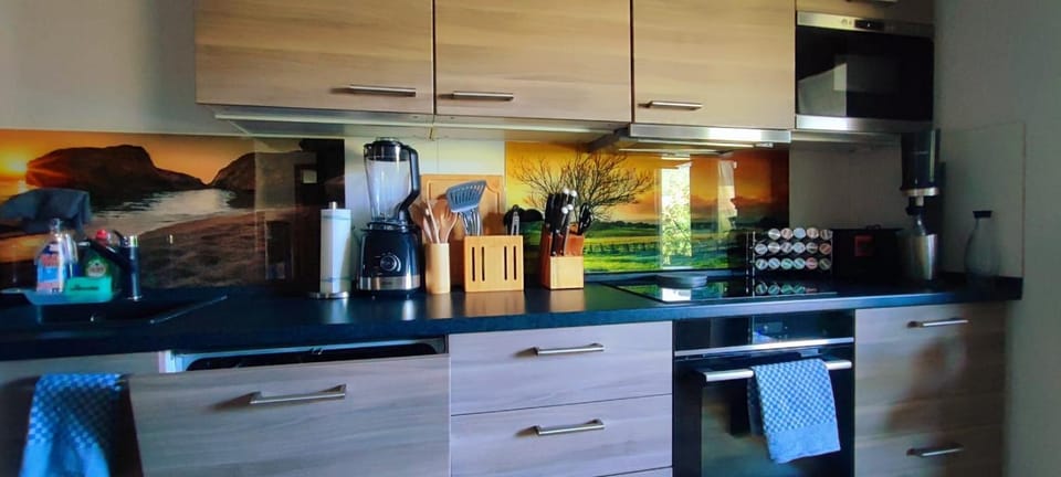 Coffee/tea facilities, Kitchen or kitchenette, dishwasher, oven, stove