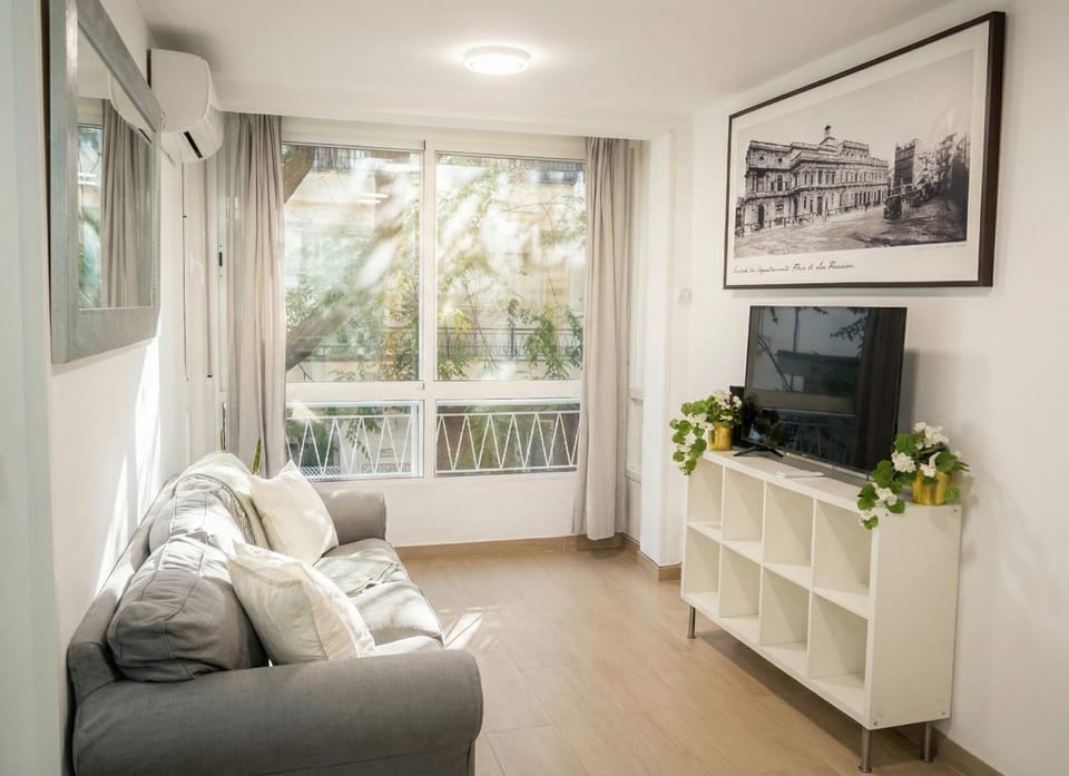 TV and multimedia, Living room, Seating area, Evening entertainment