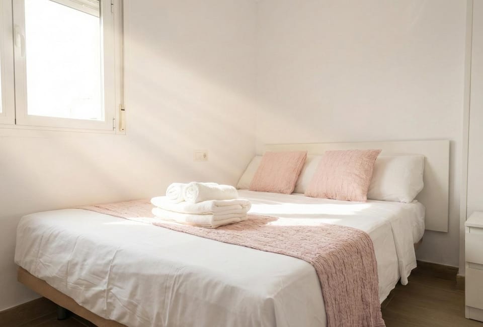 Bed, Photo of the whole room, Bedroom, towels