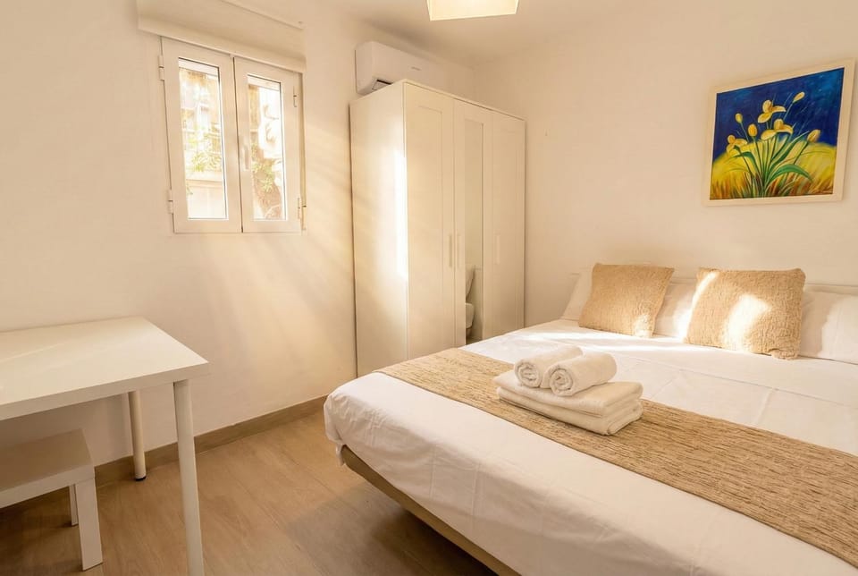 Bed, Photo of the whole room, Bedroom, towels