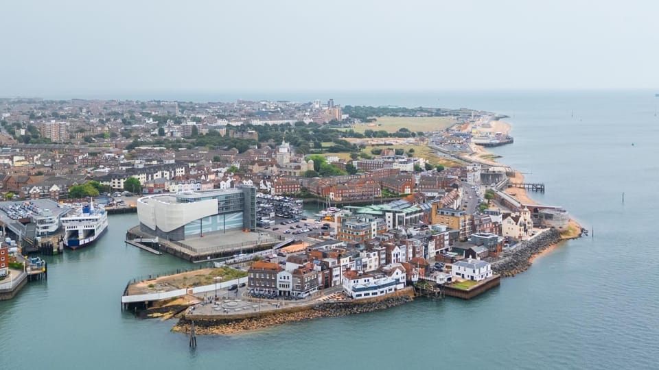 TWO BEDROOM STUNNING APARTMENT IN THE HEART OF PORTSEA ISLAND - FREE WiFi - FLAT SCREEN SMART TV - WALKING DISTANCE TO GUNWHARF AND MAIN TRANSPORT ROUTES- PERFECT FOR COUPLES AND CONTRACTORS Apartment in Portsmouth