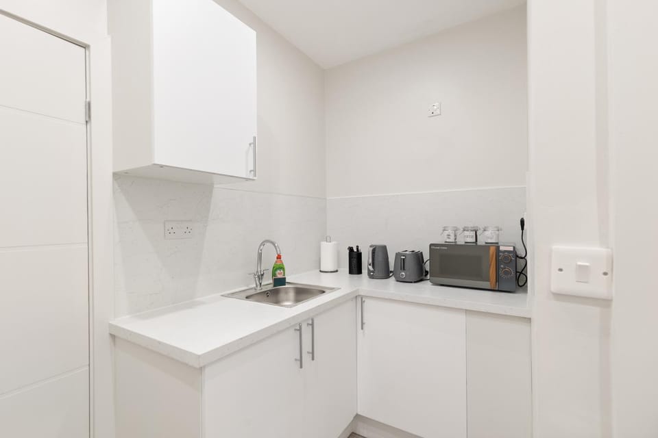 TWO BEDROOM STUNNING APARTMENT IN THE HEART OF PORTSEA ISLAND - FREE WiFi - FLAT SCREEN SMART TV - WALKING DISTANCE TO GUNWHARF AND MAIN TRANSPORT ROUTES- PERFECT FOR COUPLES AND CONTRACTORS Apartment in Portsmouth