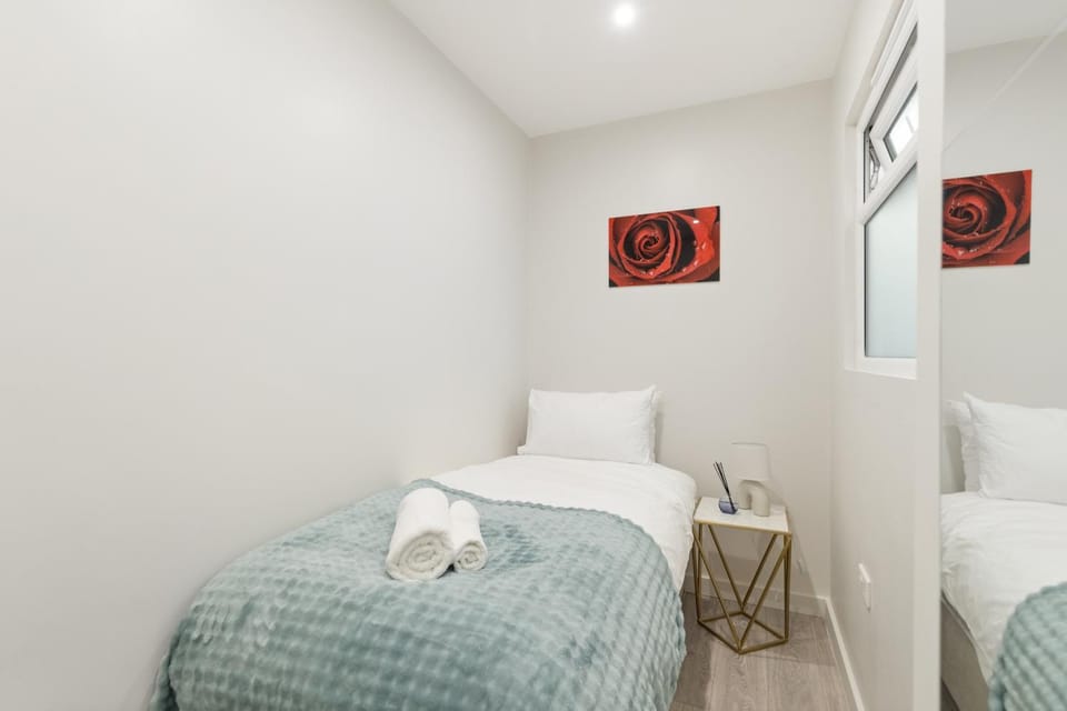 TWO BEDROOM STUNNING APARTMENT IN THE HEART OF PORTSEA ISLAND - FREE WiFi - FLAT SCREEN SMART TV - WALKING DISTANCE TO GUNWHARF AND MAIN TRANSPORT ROUTES- PERFECT FOR COUPLES AND CONTRACTORS Apartment in Portsmouth