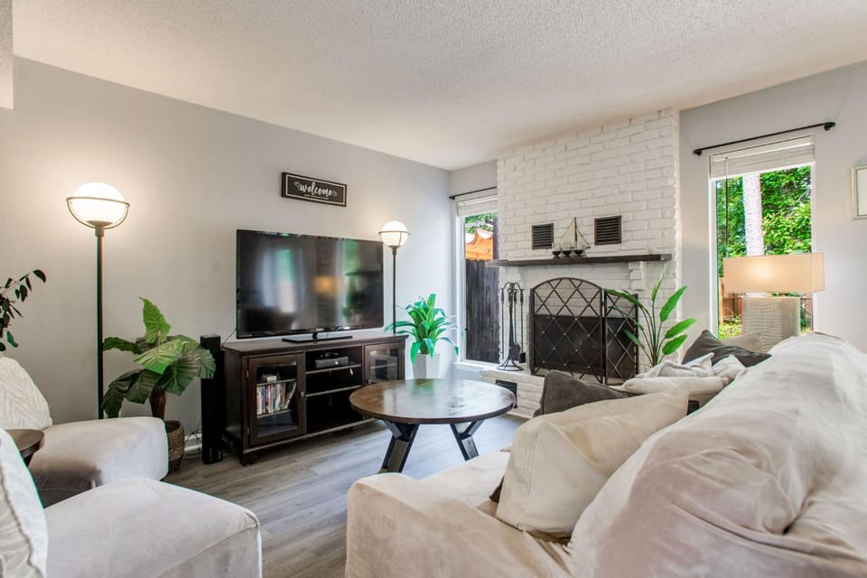 TV and multimedia, Living room, Seating area, Evening entertainment