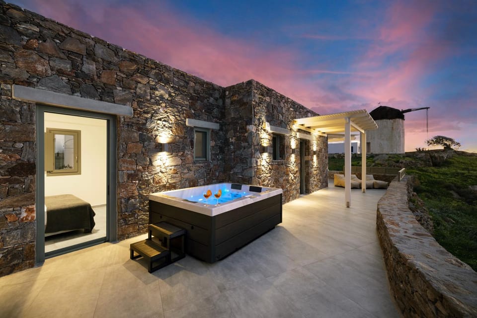 Property building, Hot Tub, Location