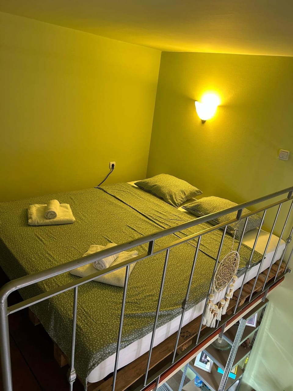 Bed, towels