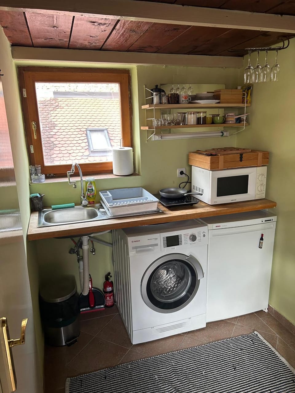 Kitchen or kitchenette, washing machine