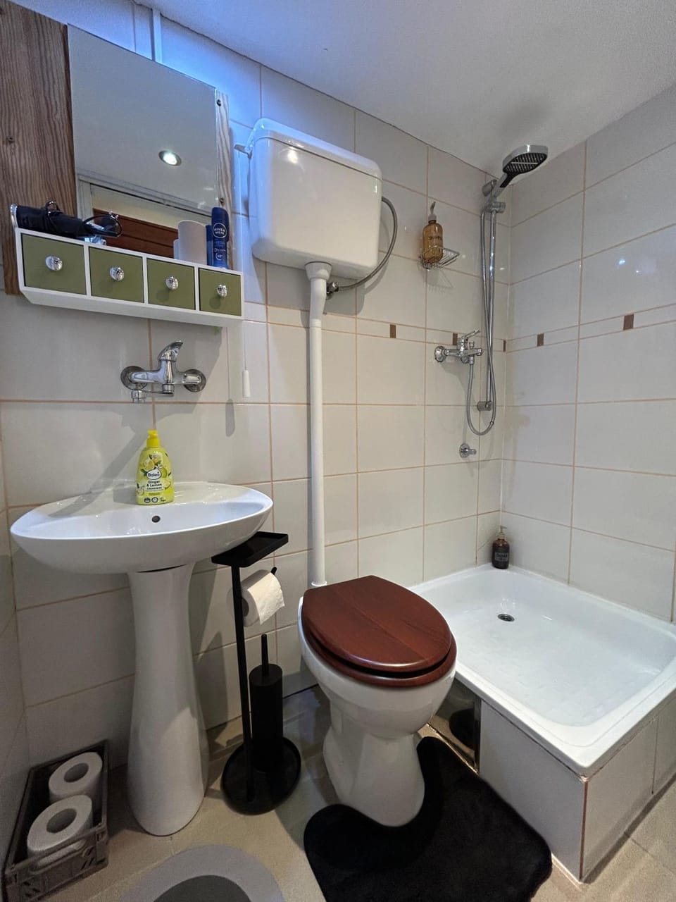 Shower, Toilet, Bathroom, towels