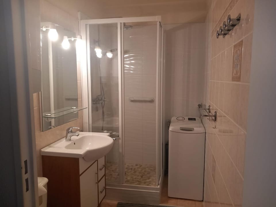agreable appartement proche plages Apartment in Bormes-les-Mimosas