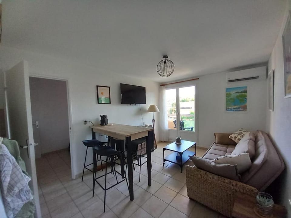 agreable appartement proche plages Apartment in Bormes-les-Mimosas