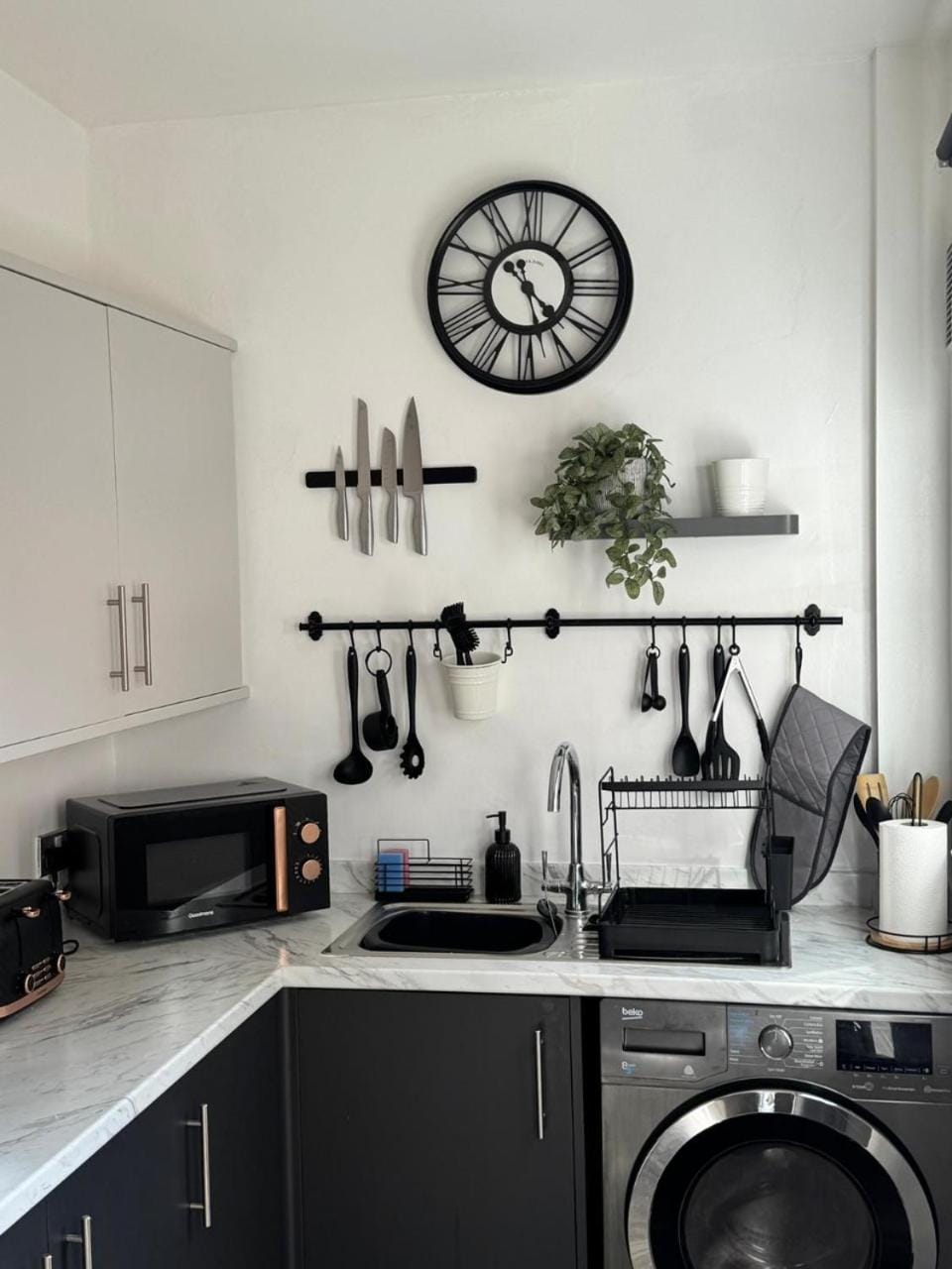 Kitchen or kitchenette, stove, toaster, washing machine