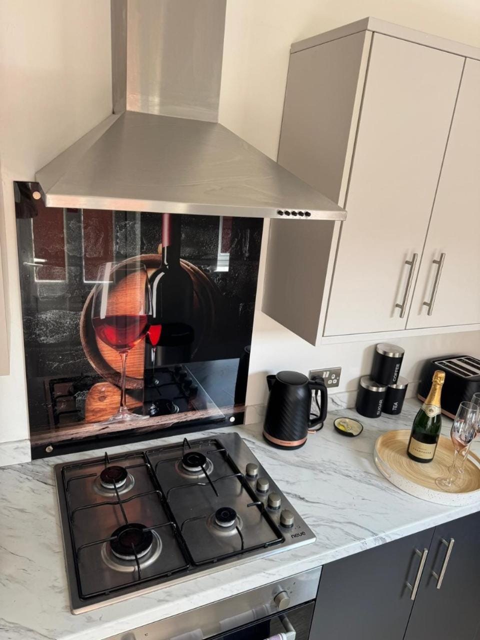Coffee/tea facilities, Kitchen or kitchenette, dishwasher, stove, toaster