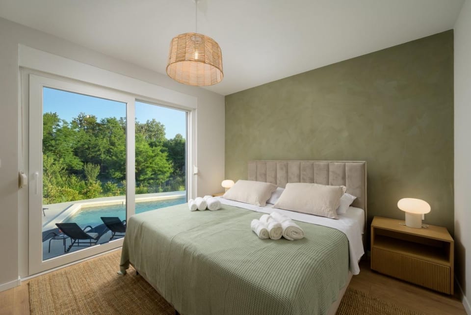 Photo of the whole room, Bedroom, Pool view, towels