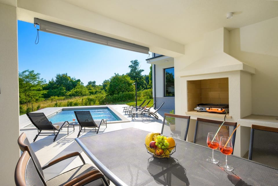 Balcony/Terrace, Evening entertainment, Swimming pool, sunbed