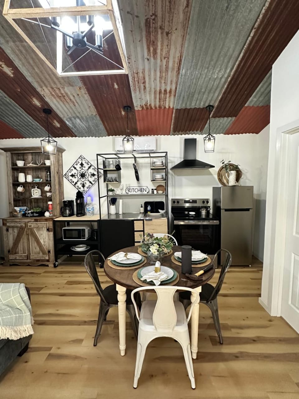 Kitchen or kitchenette, Dining area, oven, toaster