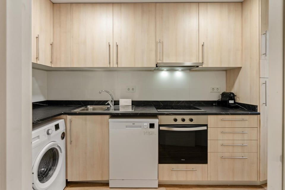 Kitchen or kitchenette, dishwasher, oven, washing machine