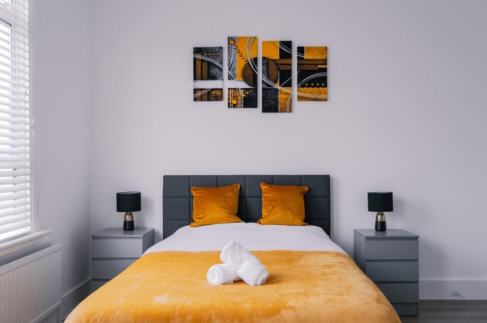 Bed, Photo of the whole room, Decorative detail, Bedroom, towels, wardrobe