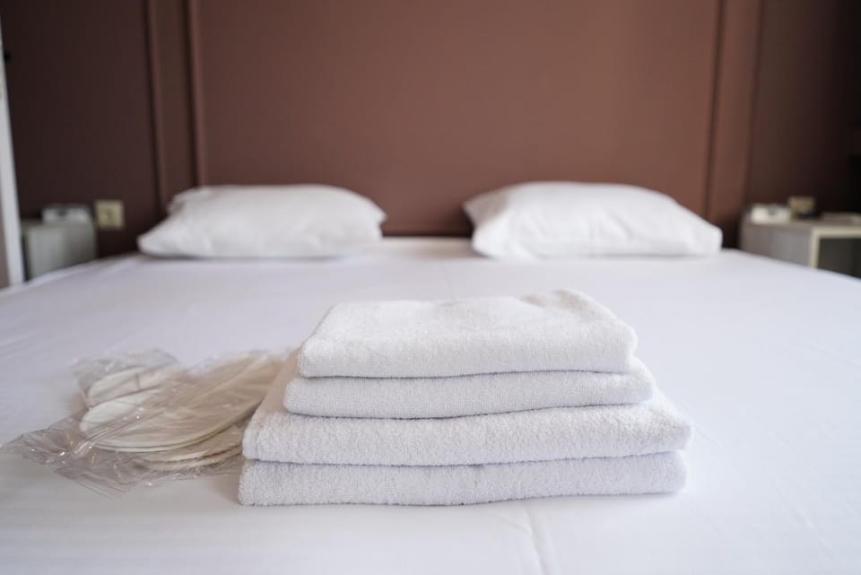 Bed, Bedroom, towels