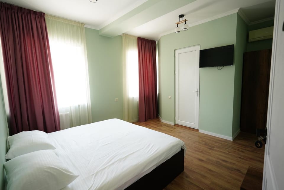 Bed, TV and multimedia, Photo of the whole room, Bedroom