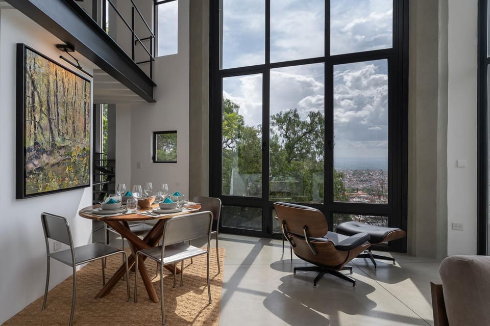 View (from property/room), Seating area, Dining area, City view