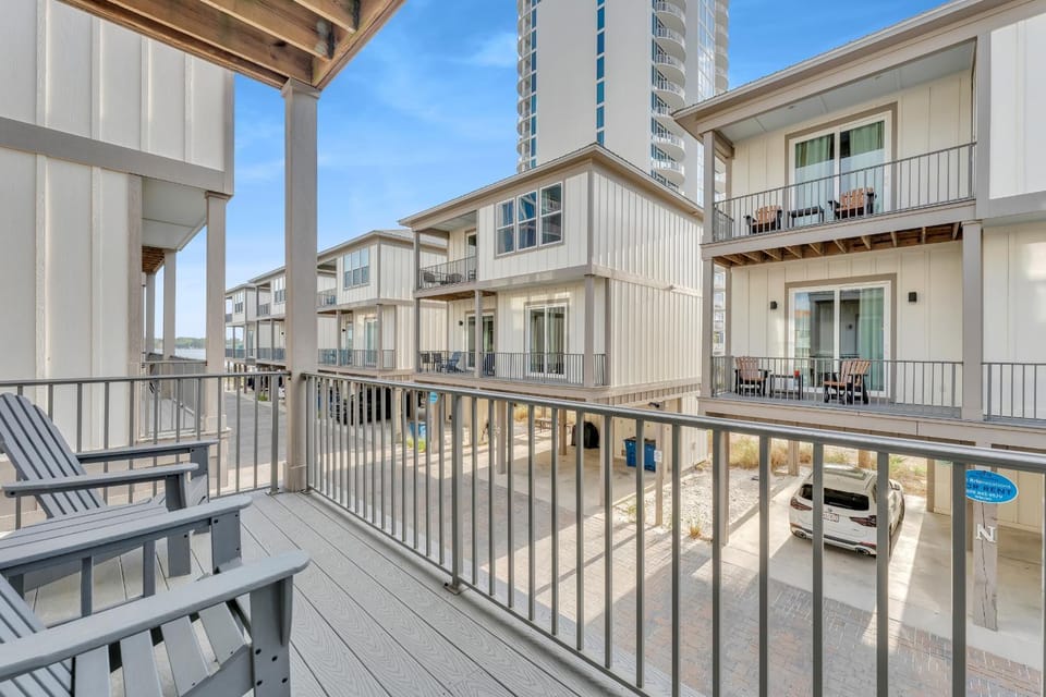 Property building, Patio, Day, Balcony/Terrace, Balcony/Terrace