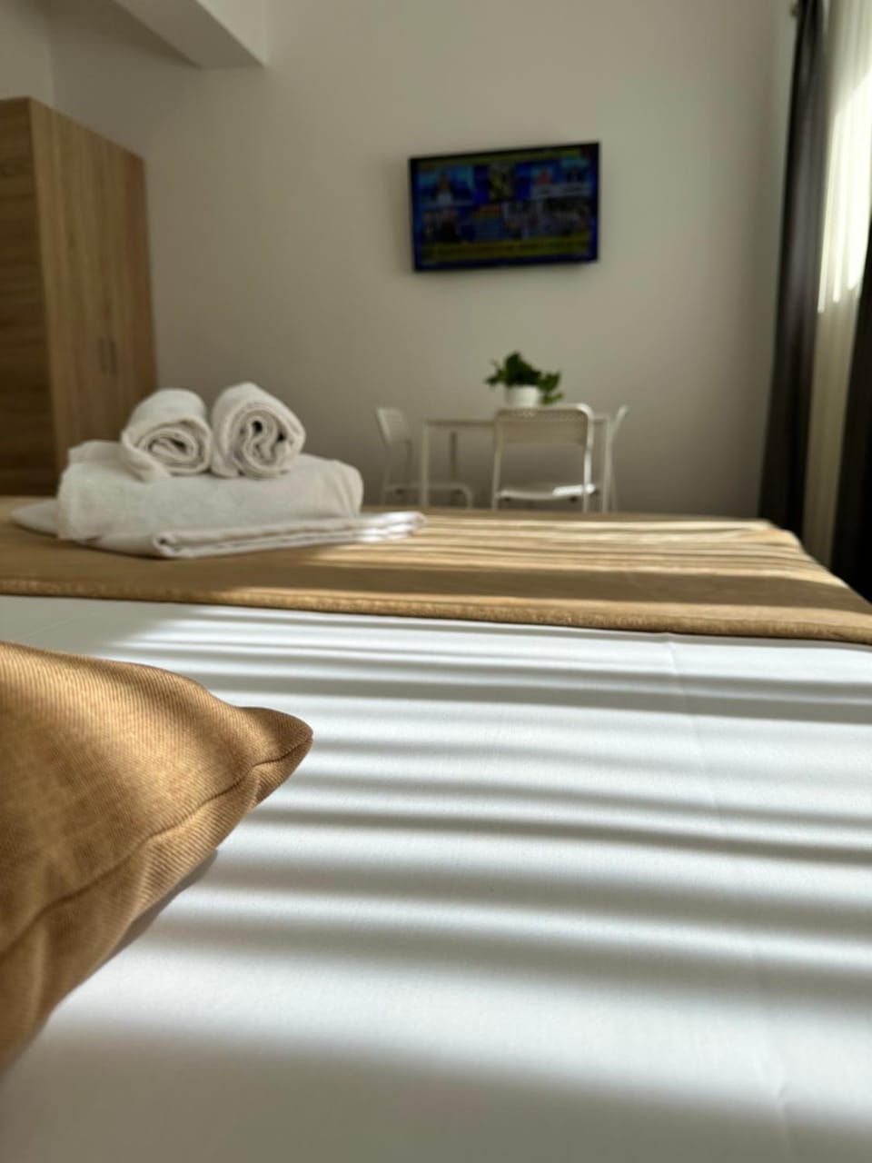 Bed, Bedroom, towels