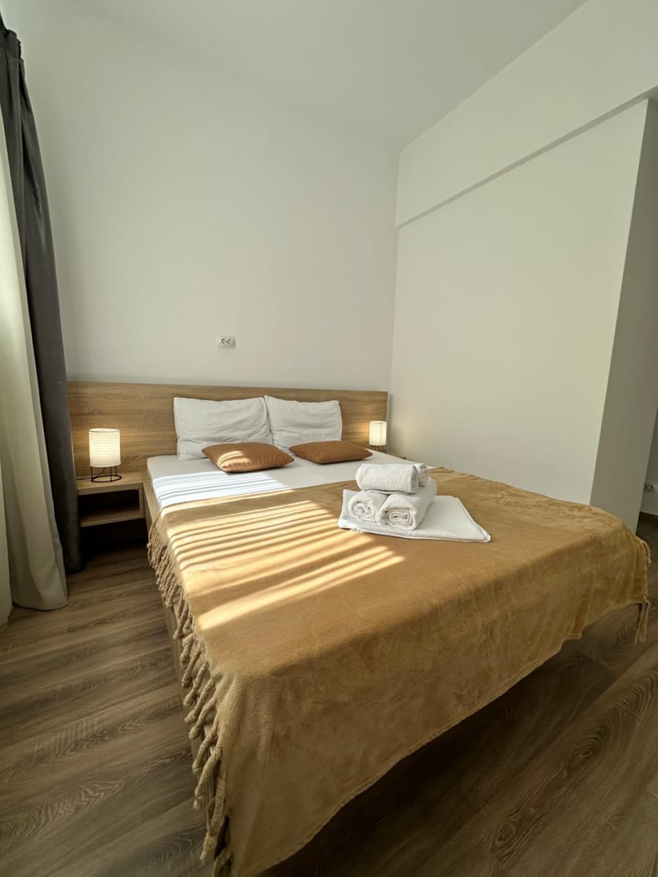 Bed, Bedroom, towels