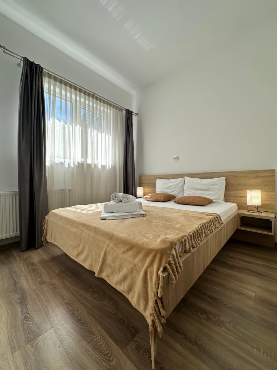 Bed, Bedroom, towels