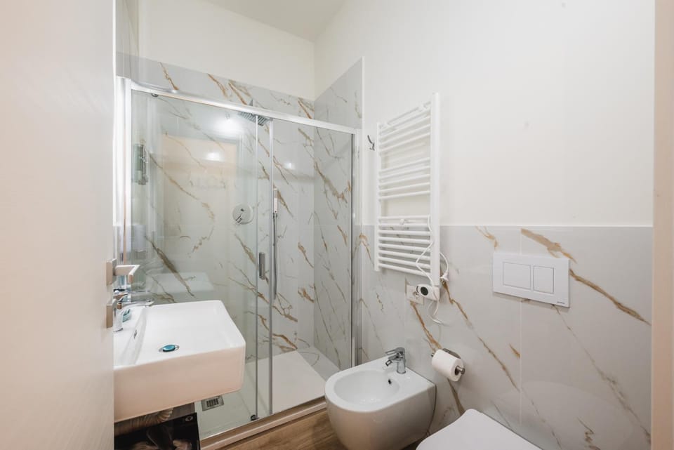 Shower, Toilet, Bathroom, towels