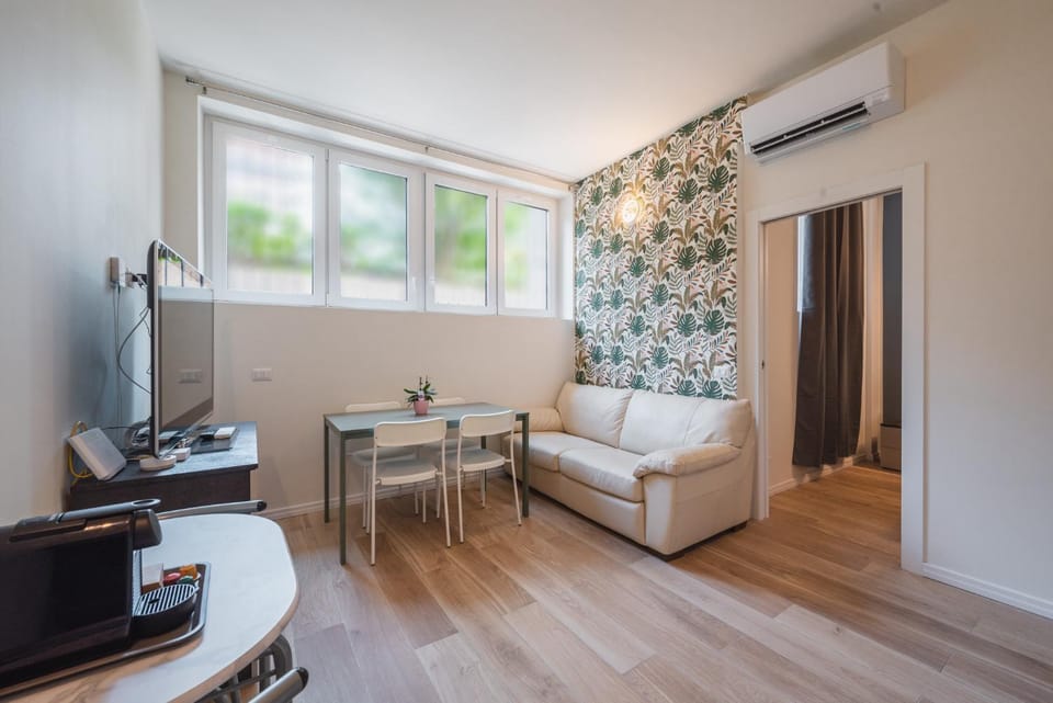 TV and multimedia, Living room, Dining area, air conditioner