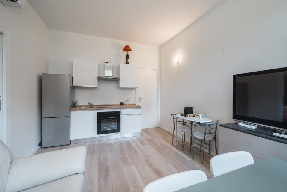 TV and multimedia, Kitchen or kitchenette, Living room, Seating area, Dining area, oven, stove