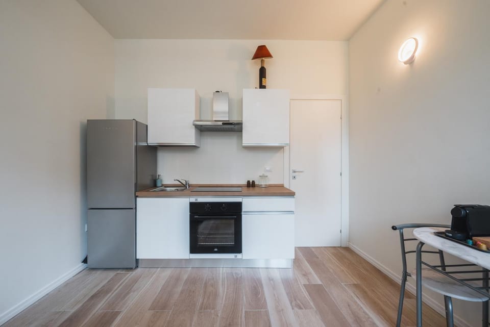 Kitchen or kitchenette, Dining area, oven, stove