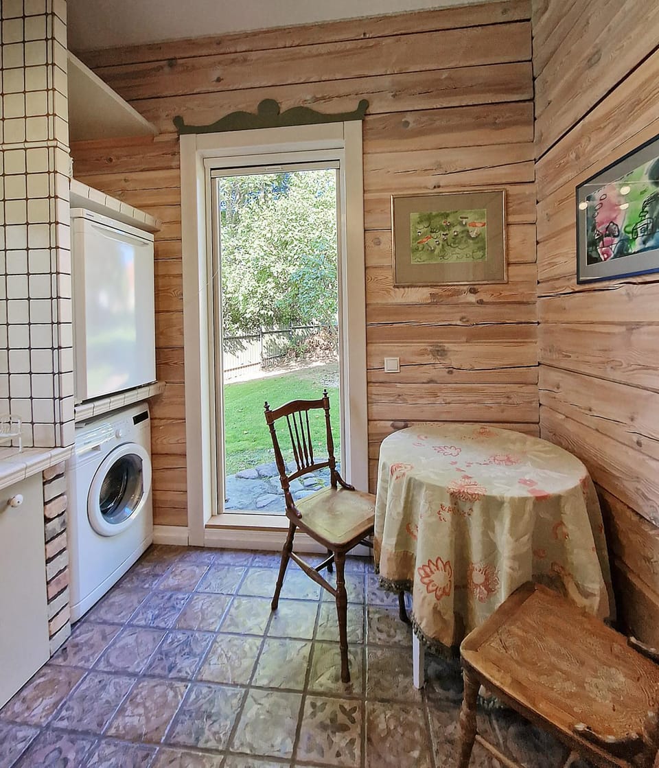 Kitchen or kitchenette, Dining area, washing machine