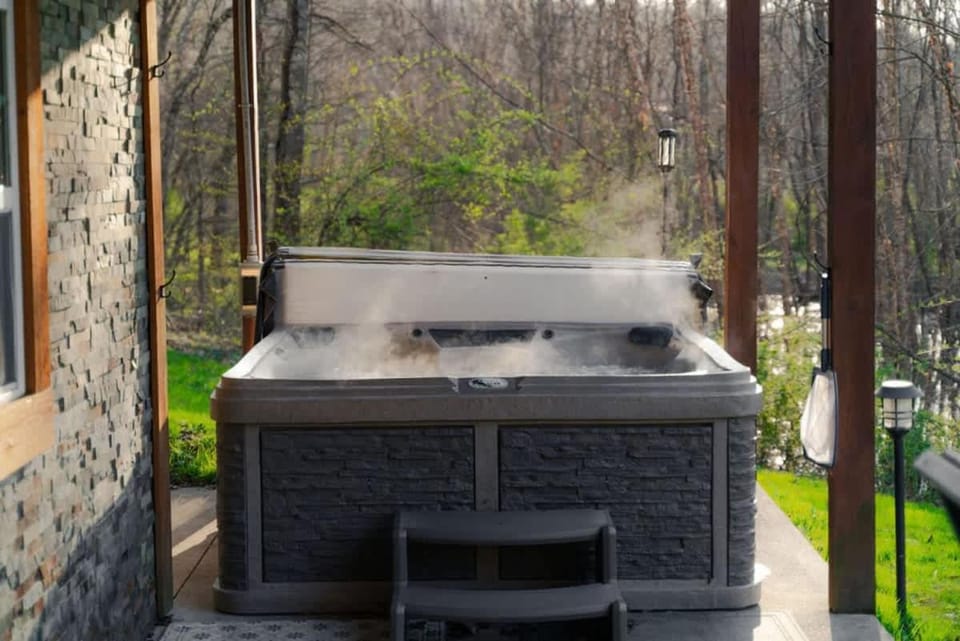 COZY Cabin with Hot Tub - Near all in Hocking Hills Cabin in Ohio
