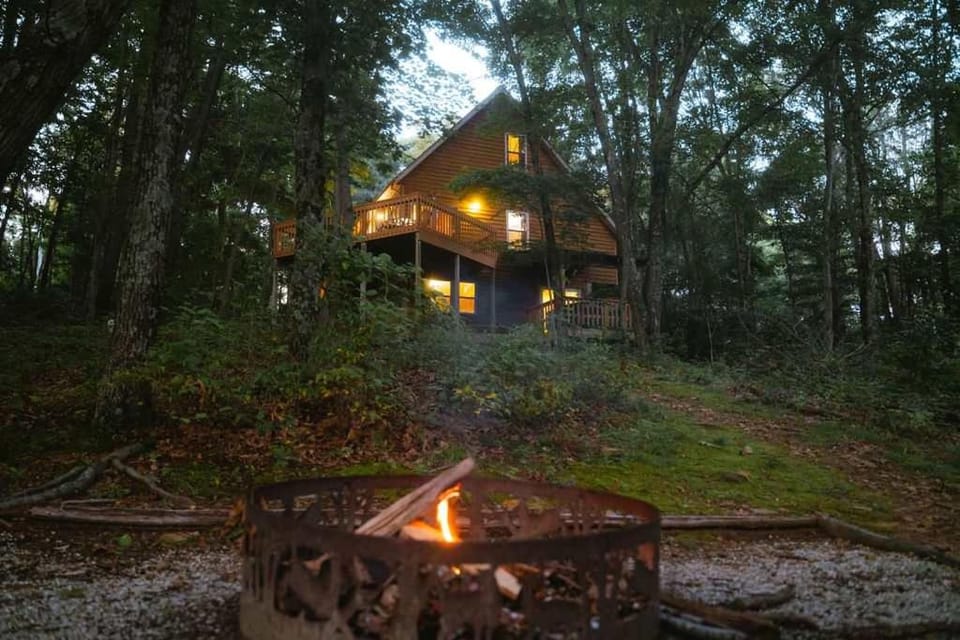 Cheerful Two Bdrm Cabin with Hot Tub & Pet Friendly Cabin in Perry Township
