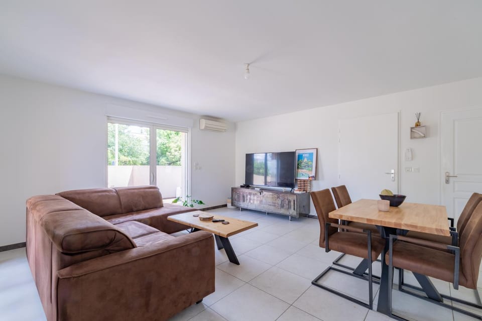 TV and multimedia, Living room, Dining area