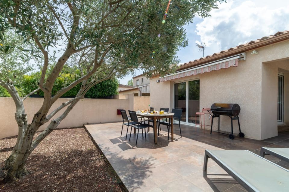 Property building, Patio, Day, Garden, Balcony/Terrace, Garden view